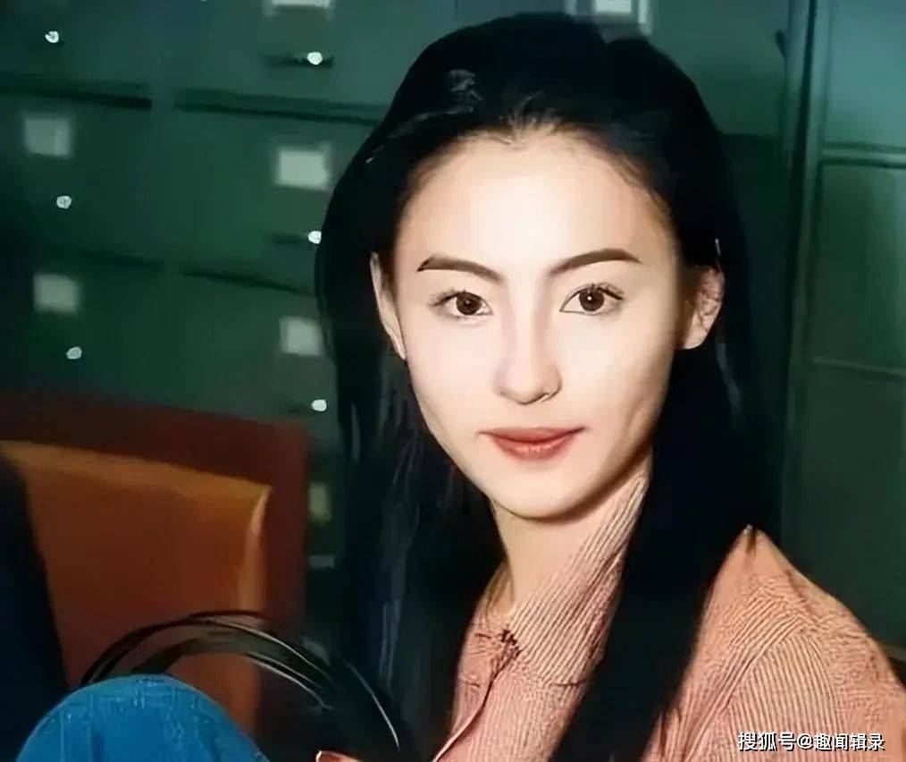 2008年初,当"艳照门"事件如一颗重磅炸弹在娱乐圈炸响时,张柏芝的名字