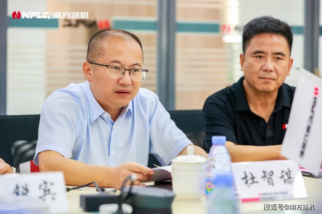 广西散装水泥应用产业调研组莅临南方路机考察调研