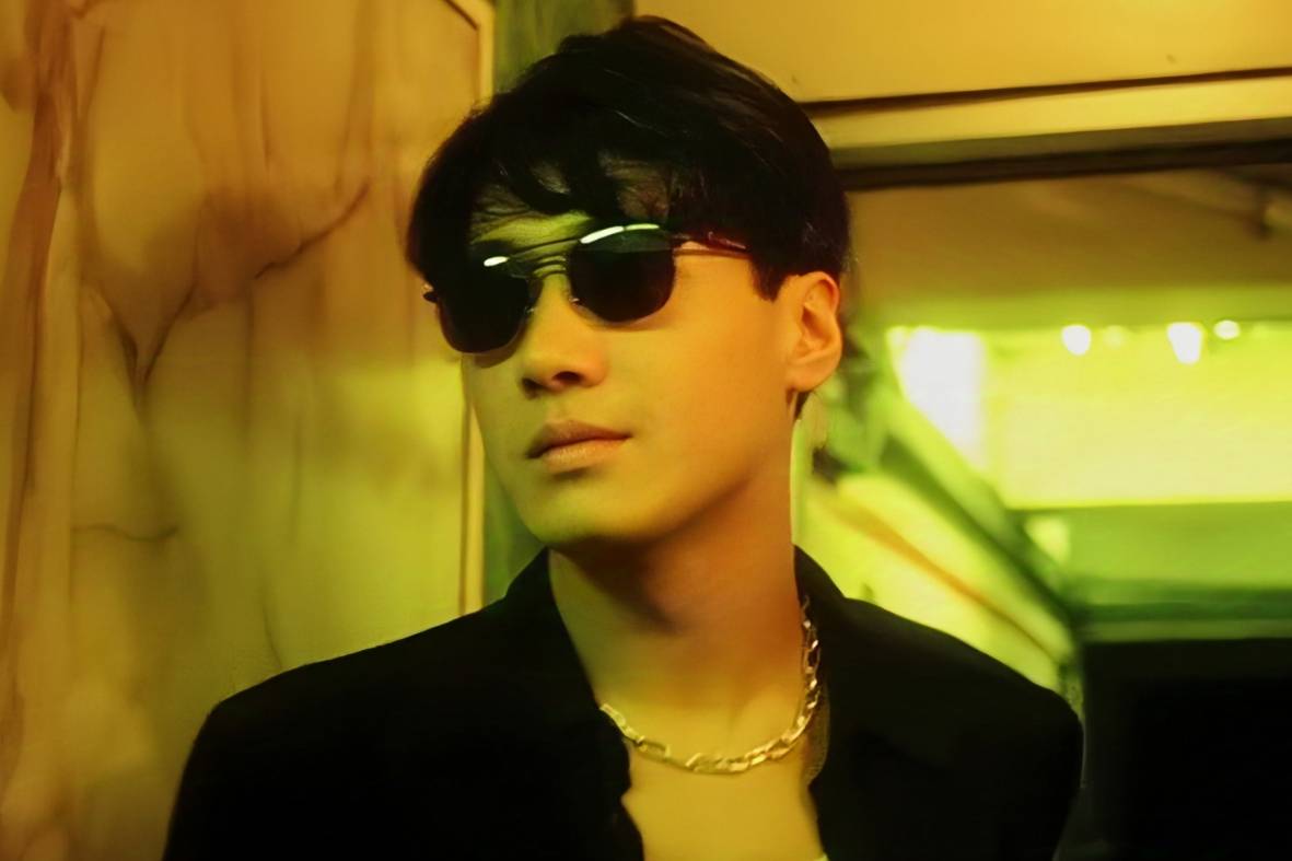 王家卫在片场指导黎明拍戏时为什没戴墨镜?