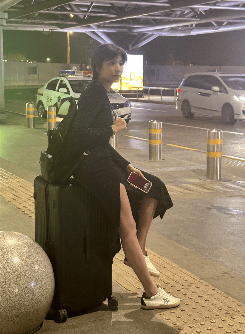 主持人紫檀机场被拍生图流出 长腿吸睛气质动人