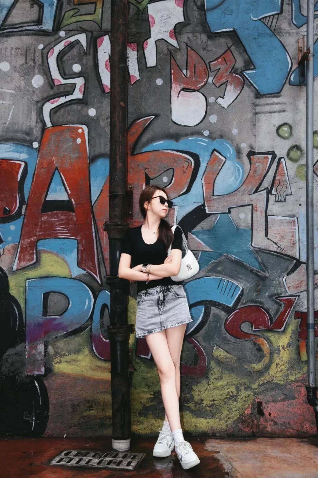 9个打卡墙拍照姿势,时尚又俏皮,轻松拍出街头感大片!