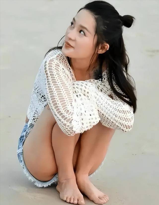 这应该是李沁很想删掉的沙滩照,网友:看着都替她尴尬!