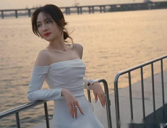 35岁孟佳写真曝光,展现女神级魅力和才华!