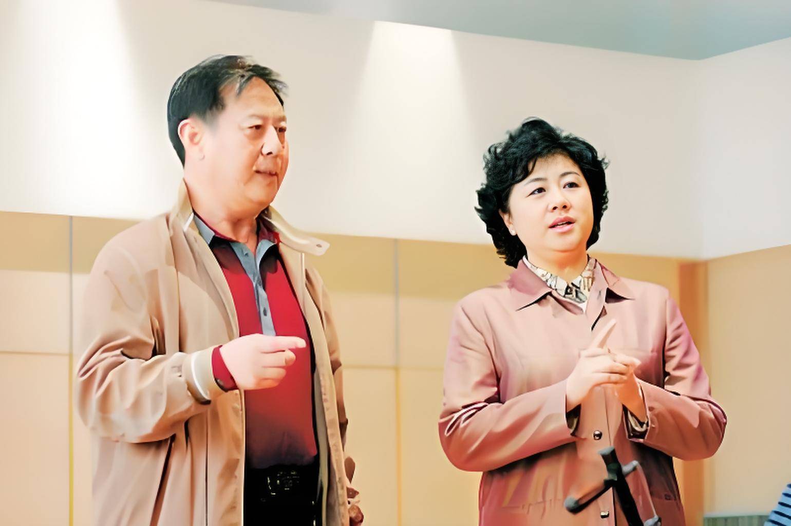 (董翠娜与张学浩)2006年2月28日,董翠娜与张学浩在山东烟台领证结婚.