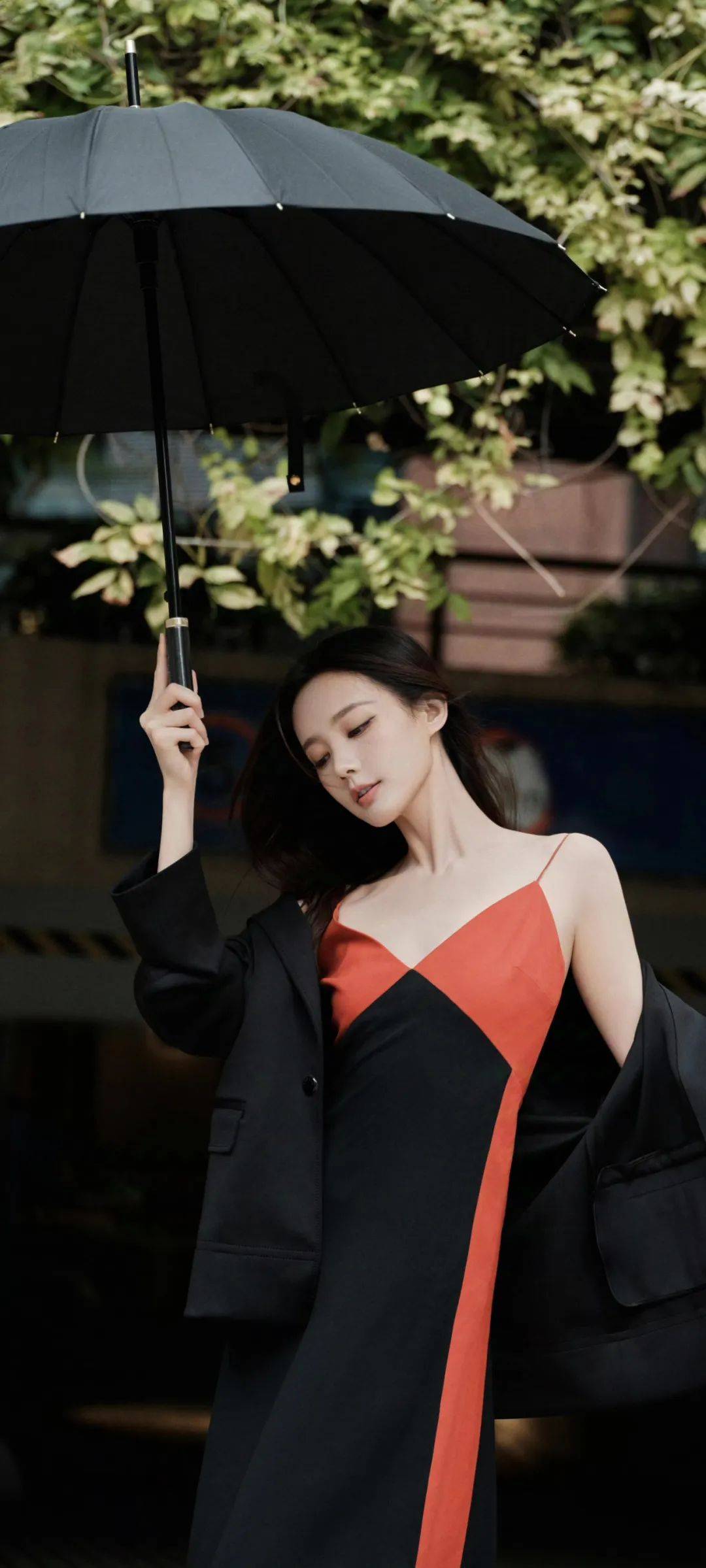 李一桐的高清露肩写真壁纸背后,她的颜值和风格有何独到之处?