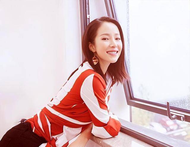 他俩因为都爱好摄影认识的,没多久罗红就把江一燕捧成了好利来的形象