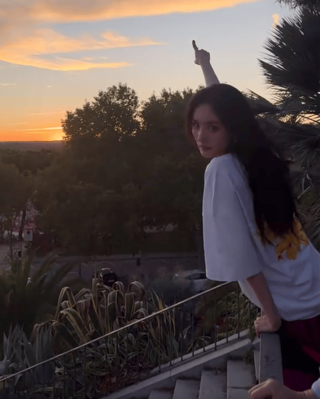 杨幂分享旅行瞬间,俏皮可爱宛如少女,疑为小糯米买礼物尽显母爱