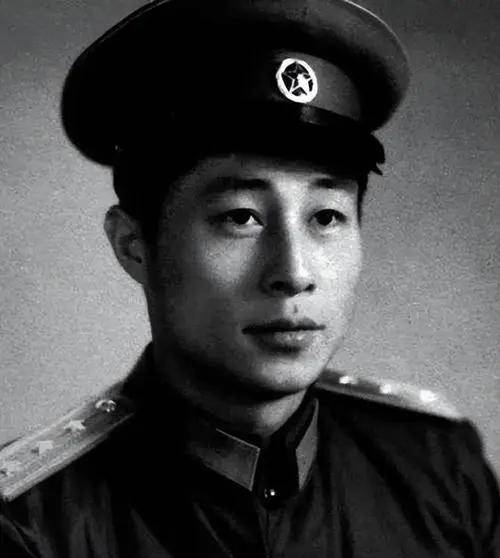演员王心刚:对病妻不离不弃,儿女身价过亿,晚年选择回国养老_妻子_杨昭_事业