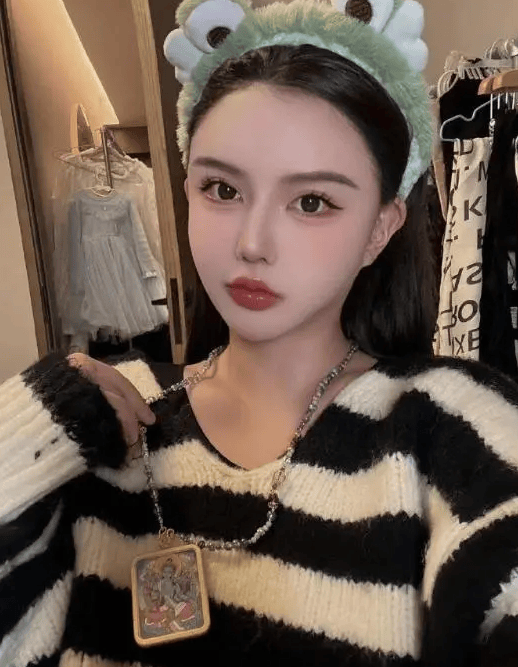 韩安冉产后一个月就跑去整容,网友爆她未整容旧照,清纯如白莲花