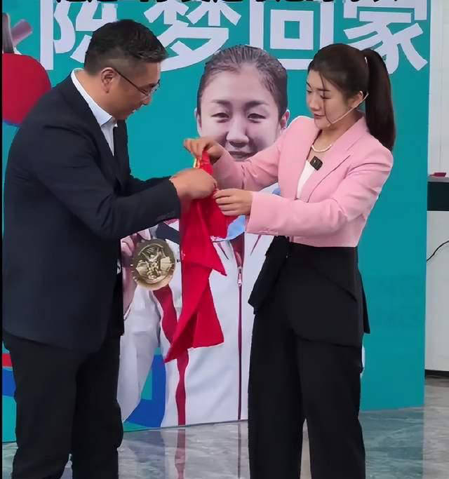 陈梦海边美照曝光！回青岛送出奥运夺冠球衣