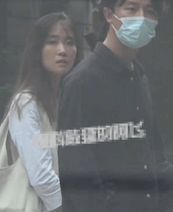 黄轩首晒外籍女友正脸照,女方长相气质舒展大气,恋爱4年多超甜