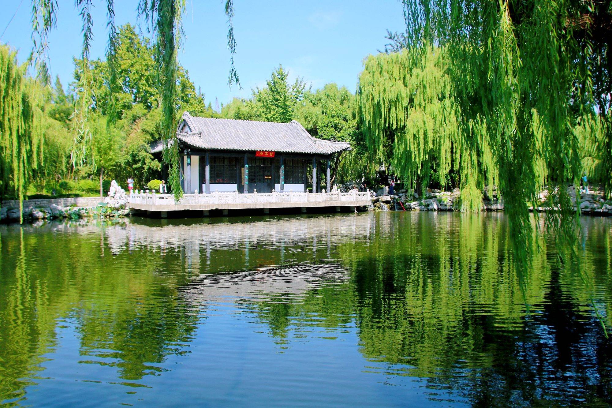 山东临沂王羲之故居，充满江南特色，园中还藏有一座晋墓博物馆_墓葬_砚池_园林