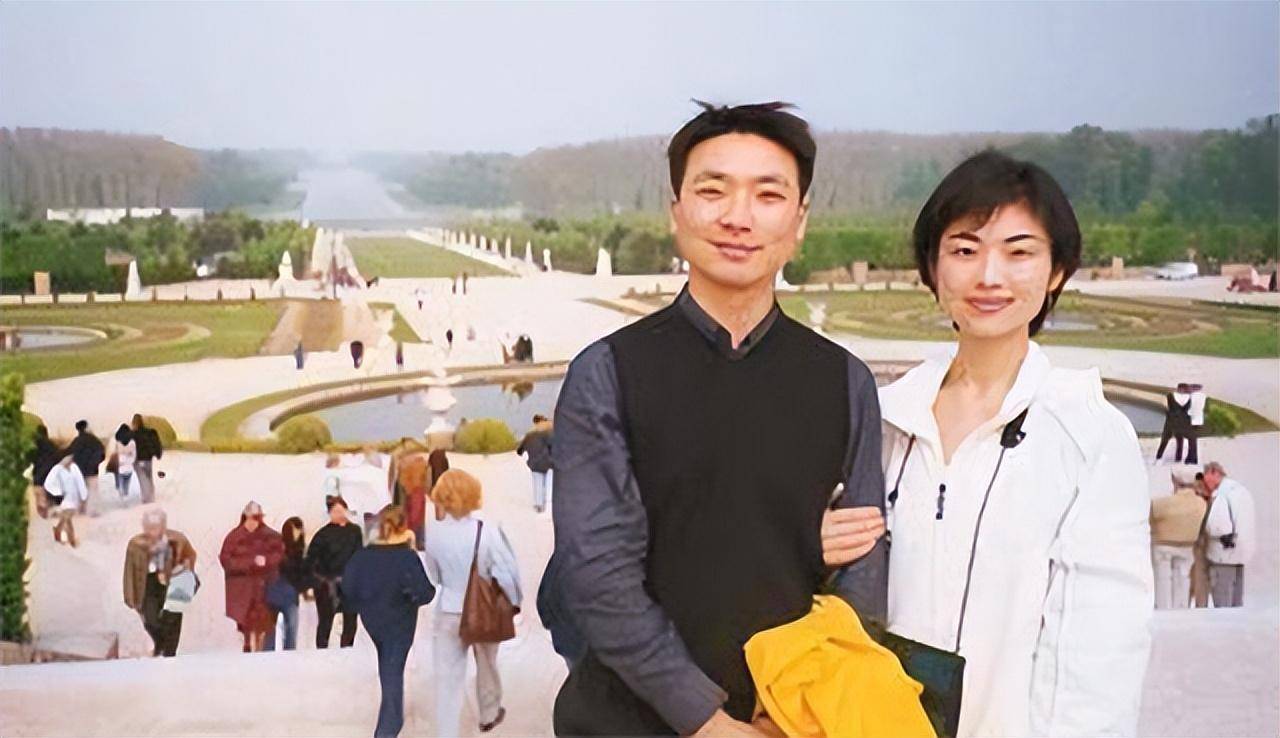 央视美女主持贺红梅55岁升为副主任,却因不慎动作,暂别荧屏