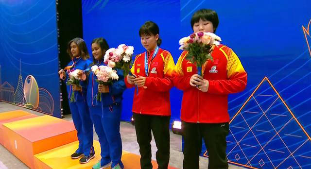 陈幸同和蒯曼难掩失落,球员颁奖台上无笑容_比赛_领奖台