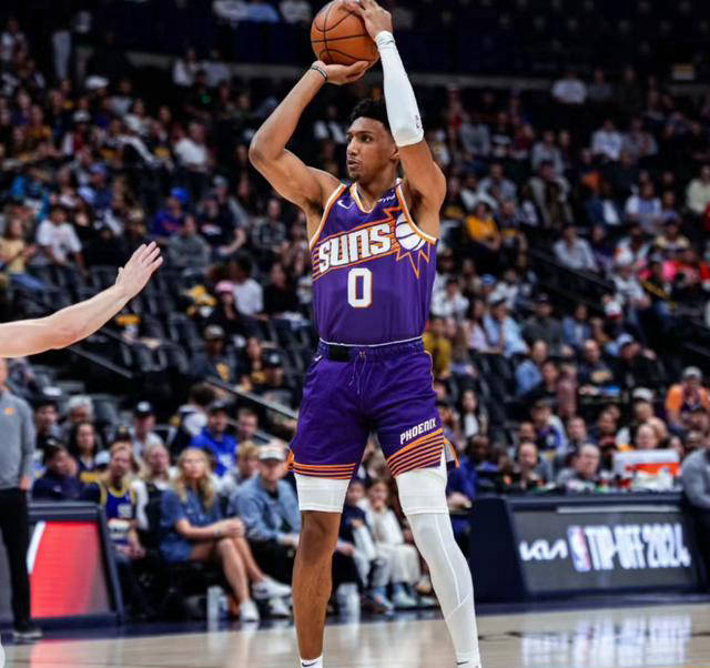 太阳新秀一战成名替补奇兵贡献18分助球队逆转取胜