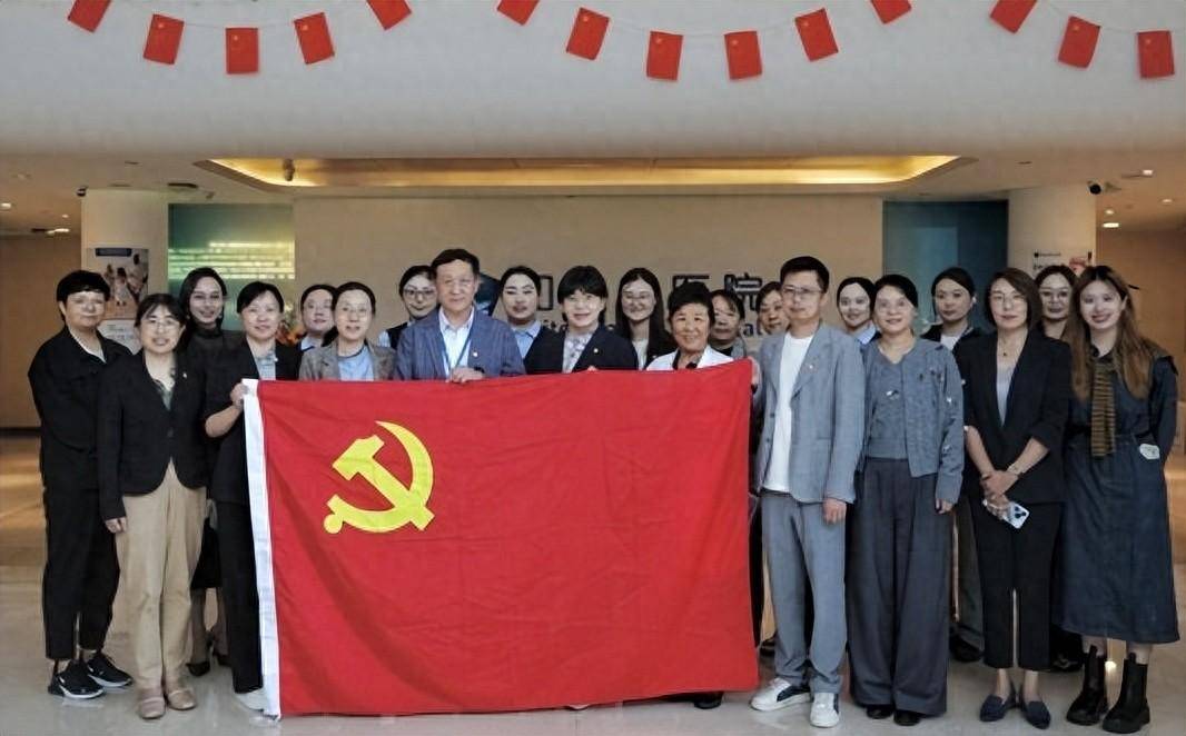 "与祖国同行 为党旗添彩"主题党日活动暨"爱心妈妈驿站"授牌仪式