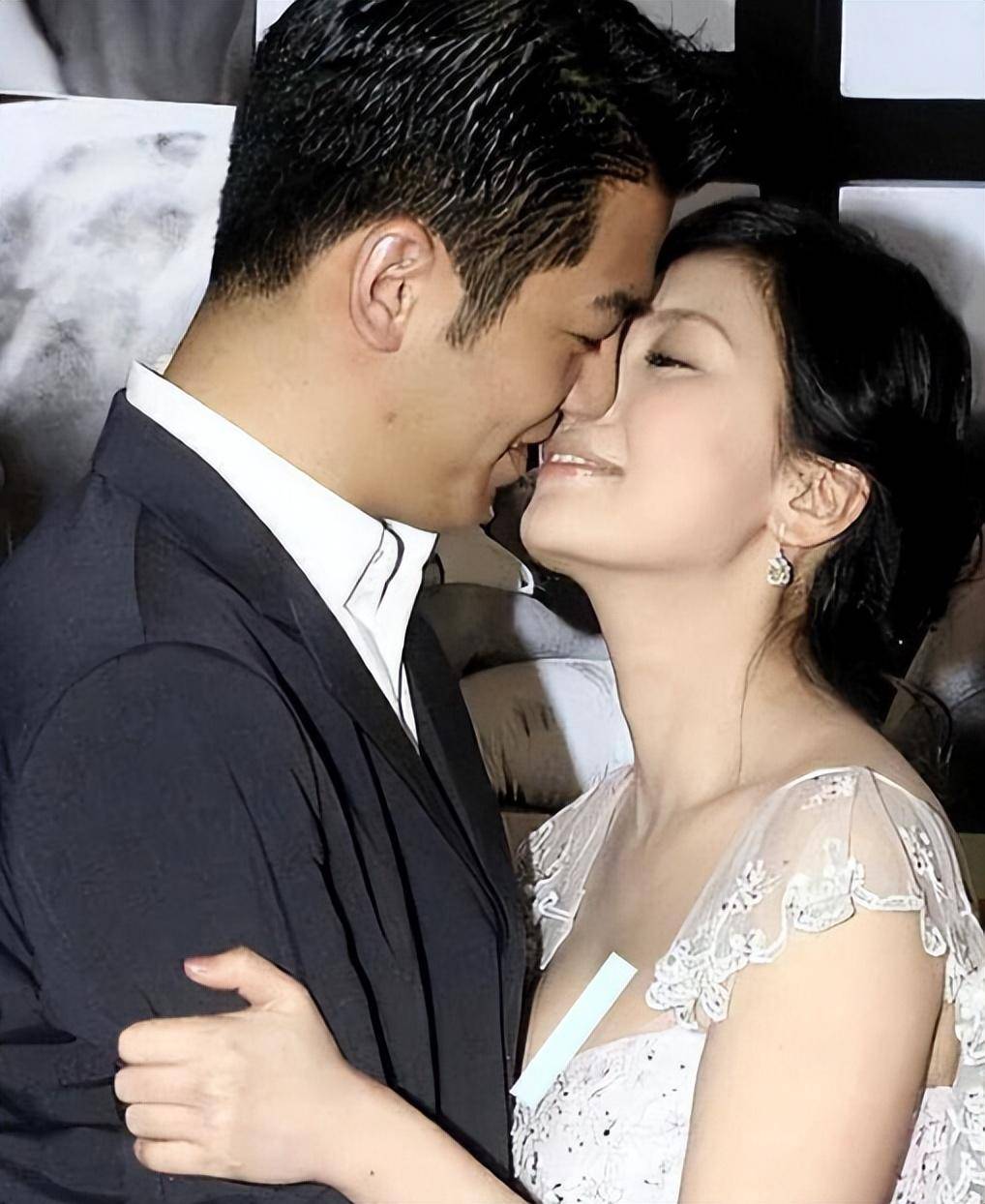 萧敬腾大婚,贾静雯一家闪亮登场,仨闺女颜值爆表,抢尽了风头!