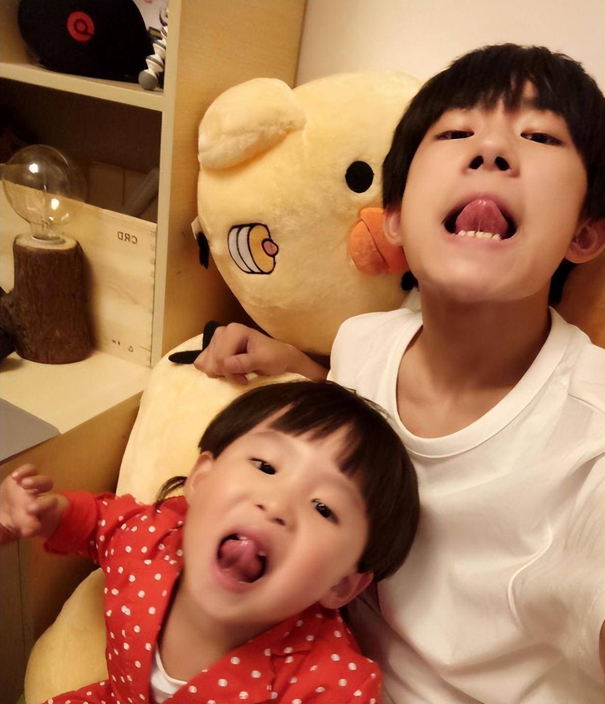 大儿子百亿影帝,小儿子破世界纪录,易烊千玺的妈妈究竟有多厉害?