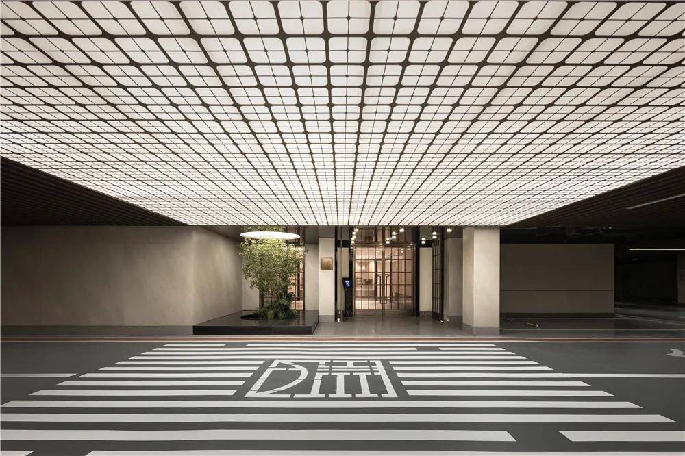 项目地下入户大堂及车库实景图升级后,地库独树一帜,时尚雅致又避免千