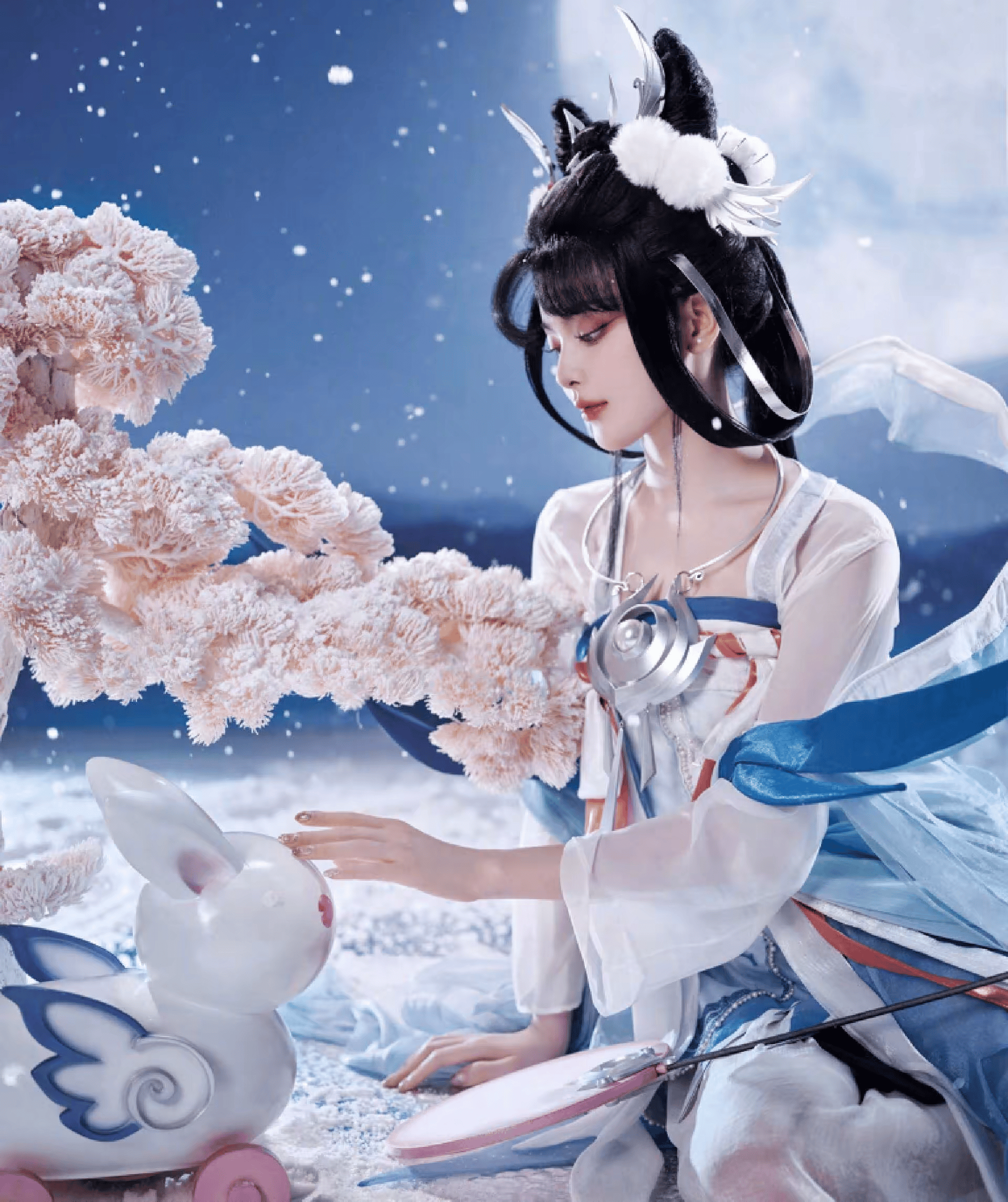 田曦薇cos嫦娥?身穿蓝色短裙,头戴白假发,造型好仙气,超还原