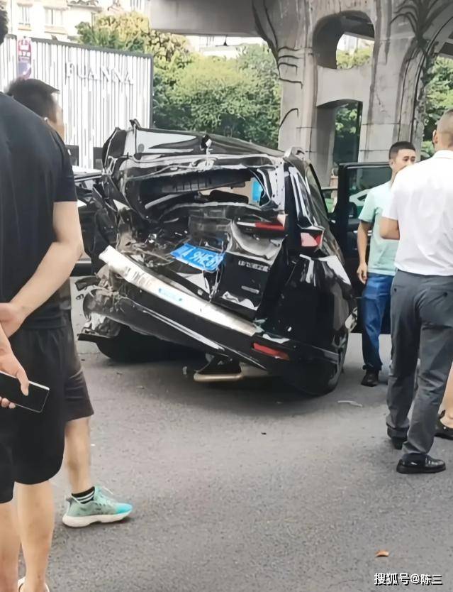 成都市区惊现"纸糊车",车身瞬间被撕裂,犹如纸片般脆弱不堪_搜狐汽车