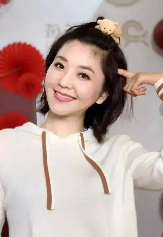 央视名嘴方琼,嫁大八岁二婚丈夫,如今儿子长这样