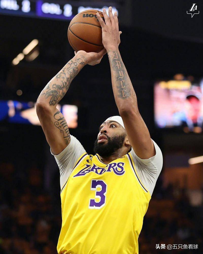 浓眉三分9中4!雷迪克:很高兴他愿意出手 但每场投9个三分不现实