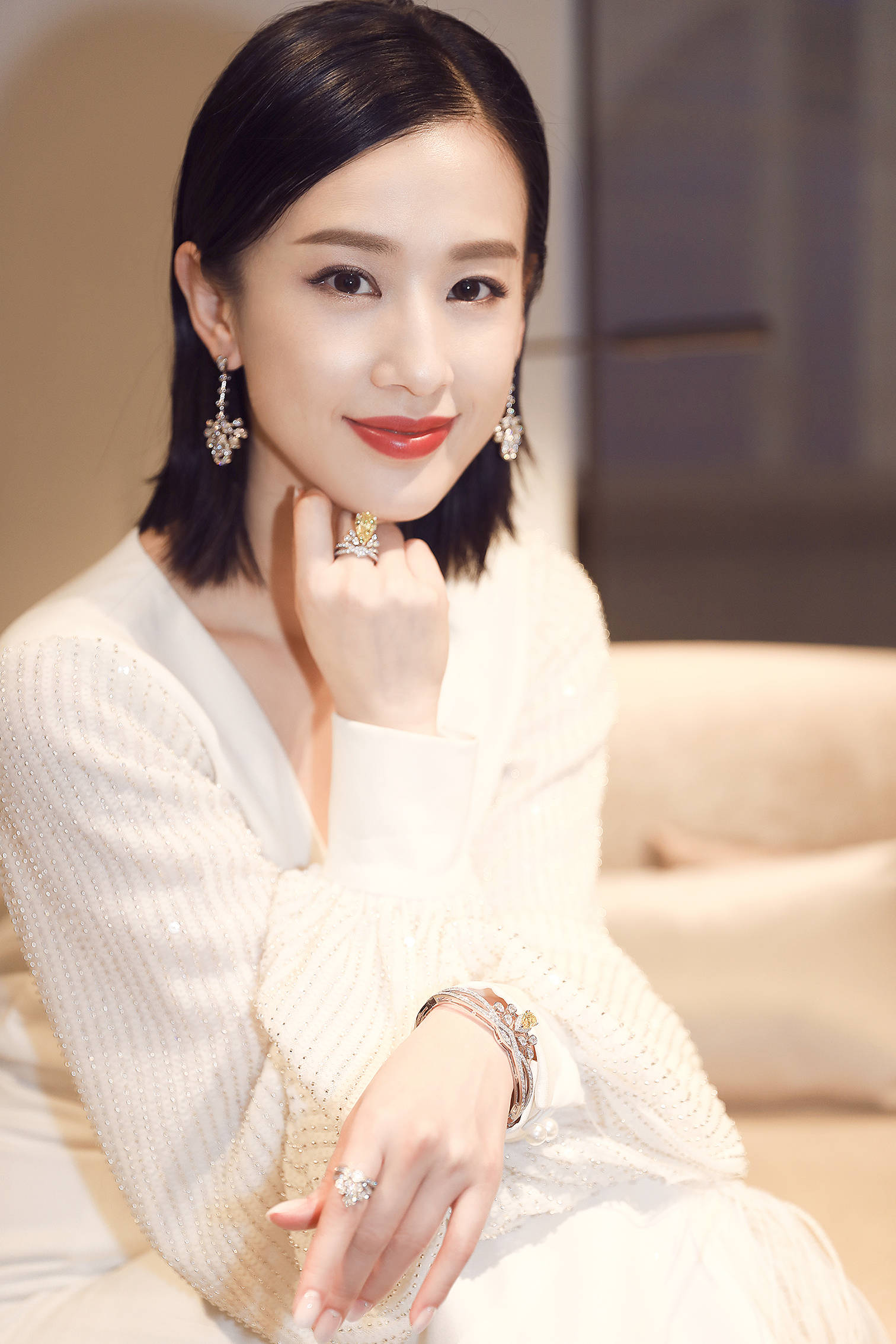 女星也发现黄圣依的情况很特别她不像一个女明星更像是一只金丝雀