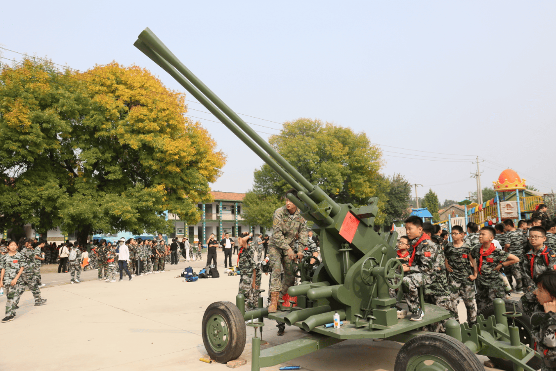 在营区内体验射击,投掷等军事项目,参观营地宿舍,高炮及国防教育长廊