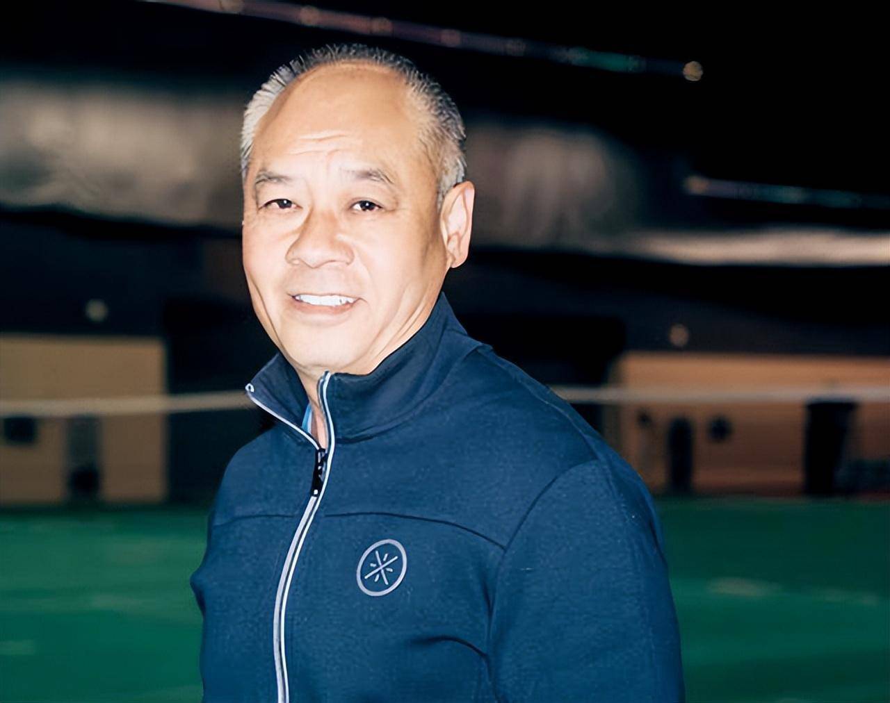 体操王子李宁近况:身家过百亿,头发斑白老态尽显,妻子依然貌美