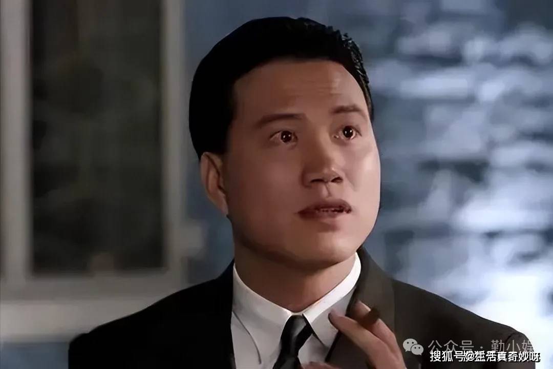 66岁万梓良定居湖南小县城!和小15岁空姐娇妻下馆子,夫妻秀恩爱!