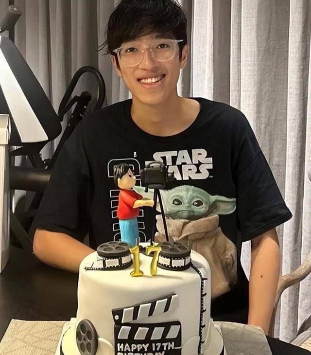 李克勤罕晒长子庆生照!17岁李立仁好似学霸,蛋糕造型透出其爱好_儿子_照片_摄影机