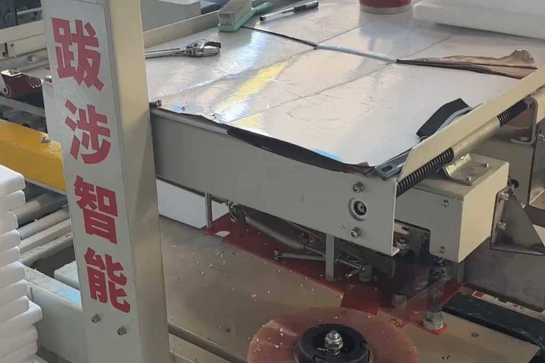 跋涉智能泡沫箱打包机侧面封箱机侧边封箱机包装机泡沫箱封箱机