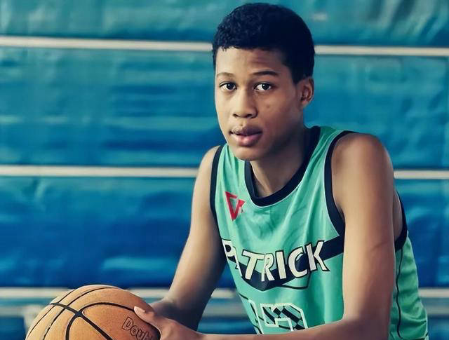 山东男篮新星狂砍35分!混血球员彭泓森展现出惊人天赋和实力