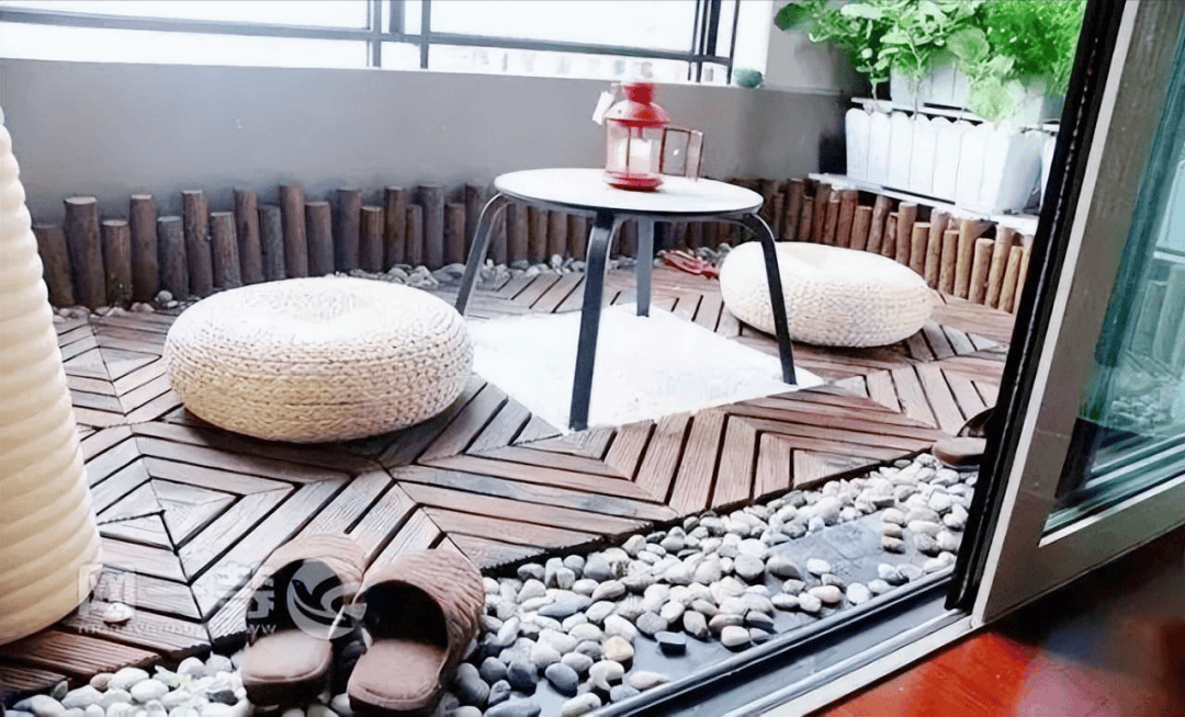 阳台铺瓷砖真的没颜值,现在都流行用鹅卵石,完工的效果漂亮!