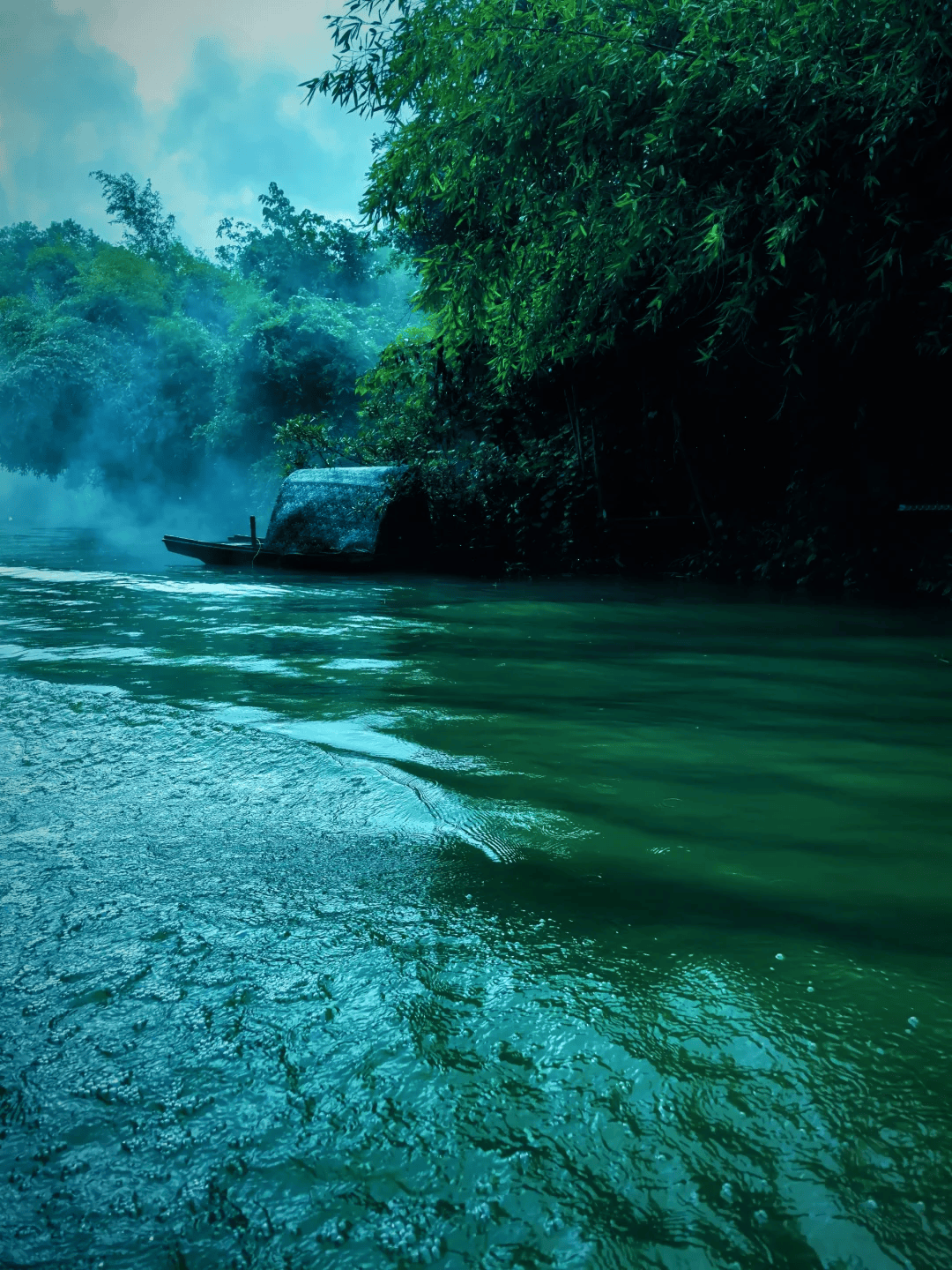天河潭可谓是山中有洞,洞中有水,洞行山空,空山闻水声,碧潭衍飞瀑