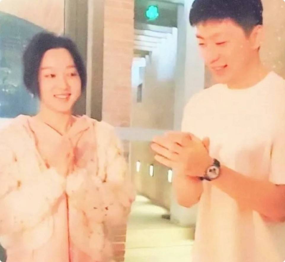 不愧是马龙的菜,34岁妻子夏露惊艳生日夜,淡妆撞脸杨钰莹