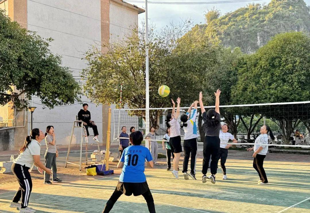 荔浦市第三中学八十华诞:教职工篮球投球,气排球活动顺利举行!