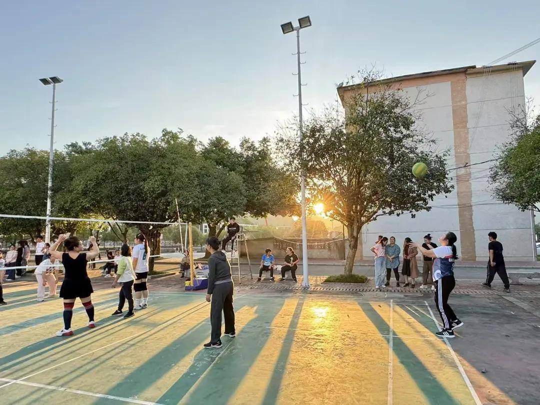 荔浦市第三中学八十华诞:教职工篮球投球,气排球活动顺利举行!