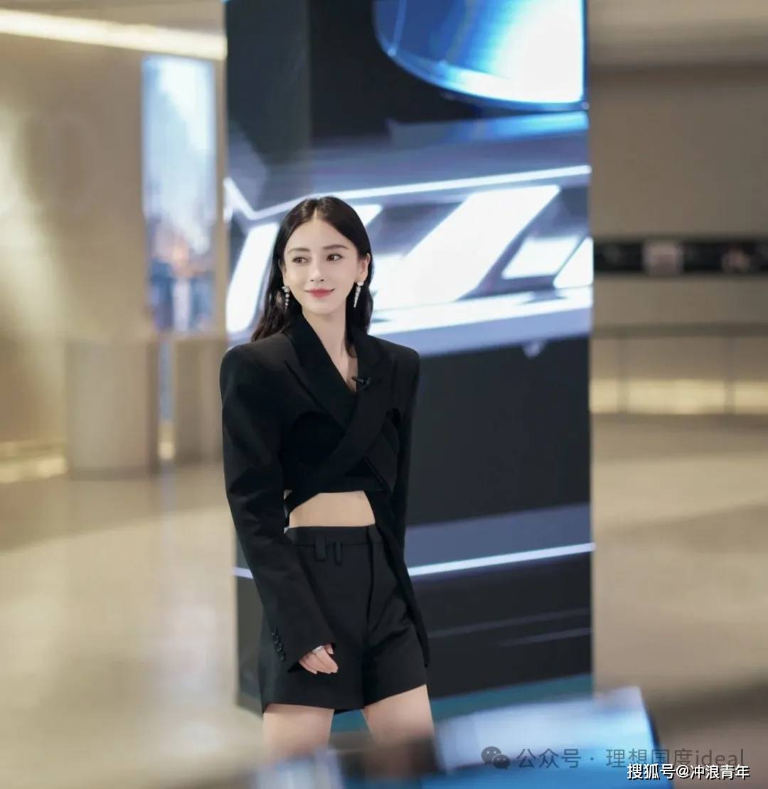 35岁杨颖现身车展当车模,穿西装裙秀出小蛮腰,"嫩模鼻祖"回来了!