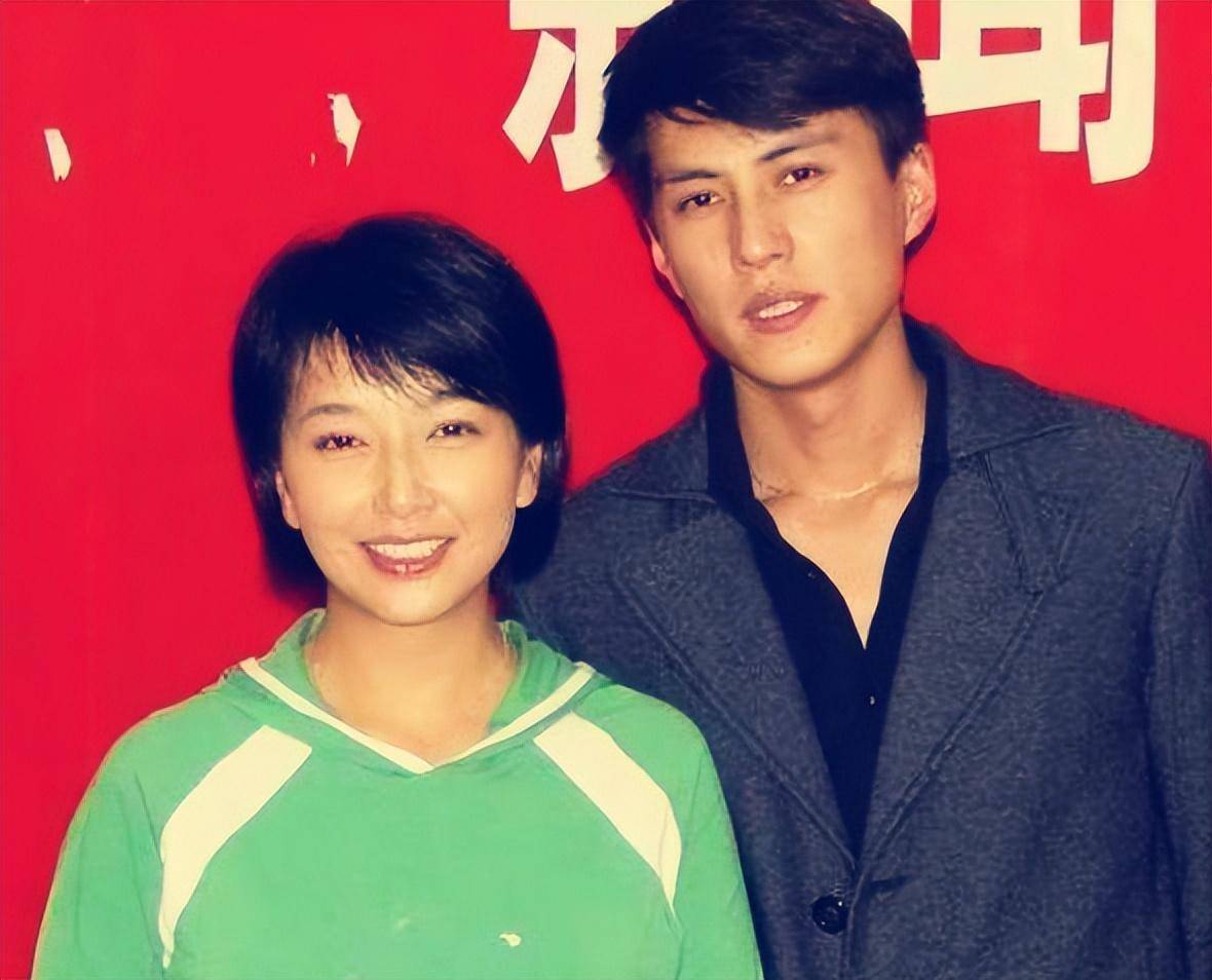 54岁田小洁陪江珊逛街好贴心啊,头发白了也老了,却宠爱老婆21年