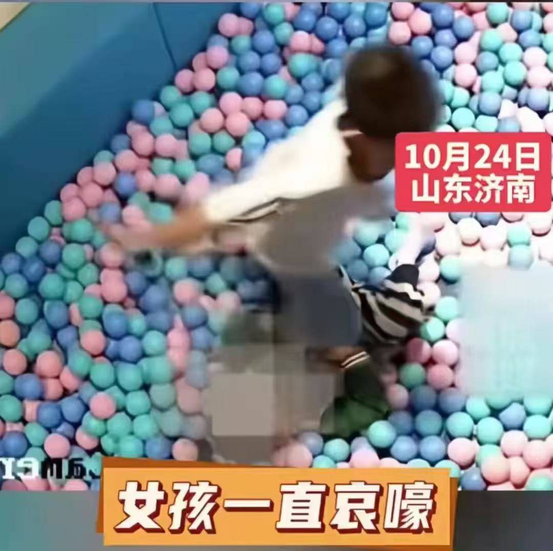 熊孩子猛踩女童肚子,讨公道却被熊家长辱骂:踩死了吗?没踩死吧