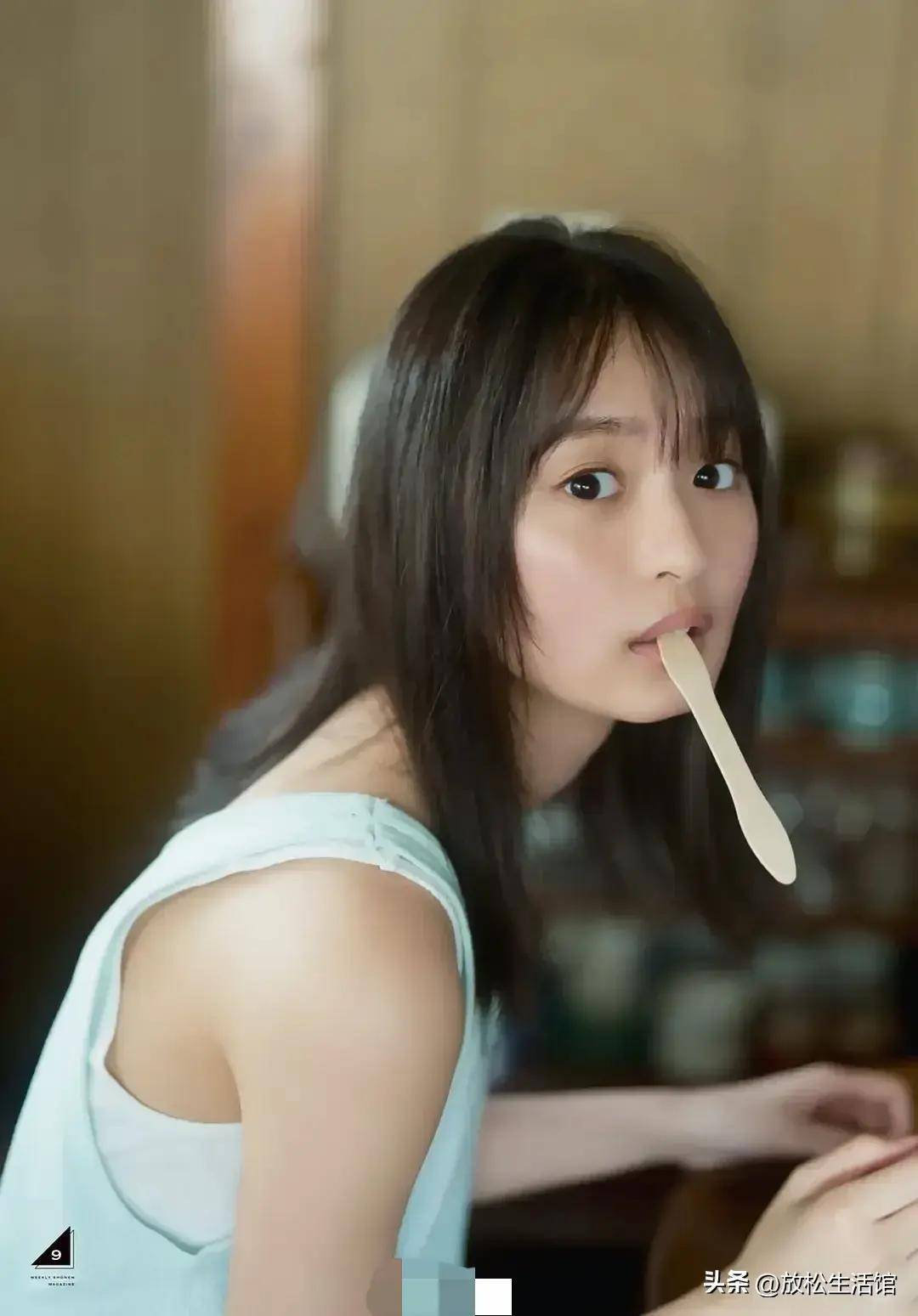 她拥有一双明亮的眼睛和甜美的笑容使她成为了无数观众心目中的女神