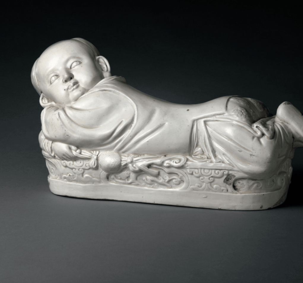 "镇国之宝"的瓷器代表:北宋定窑孩儿枕