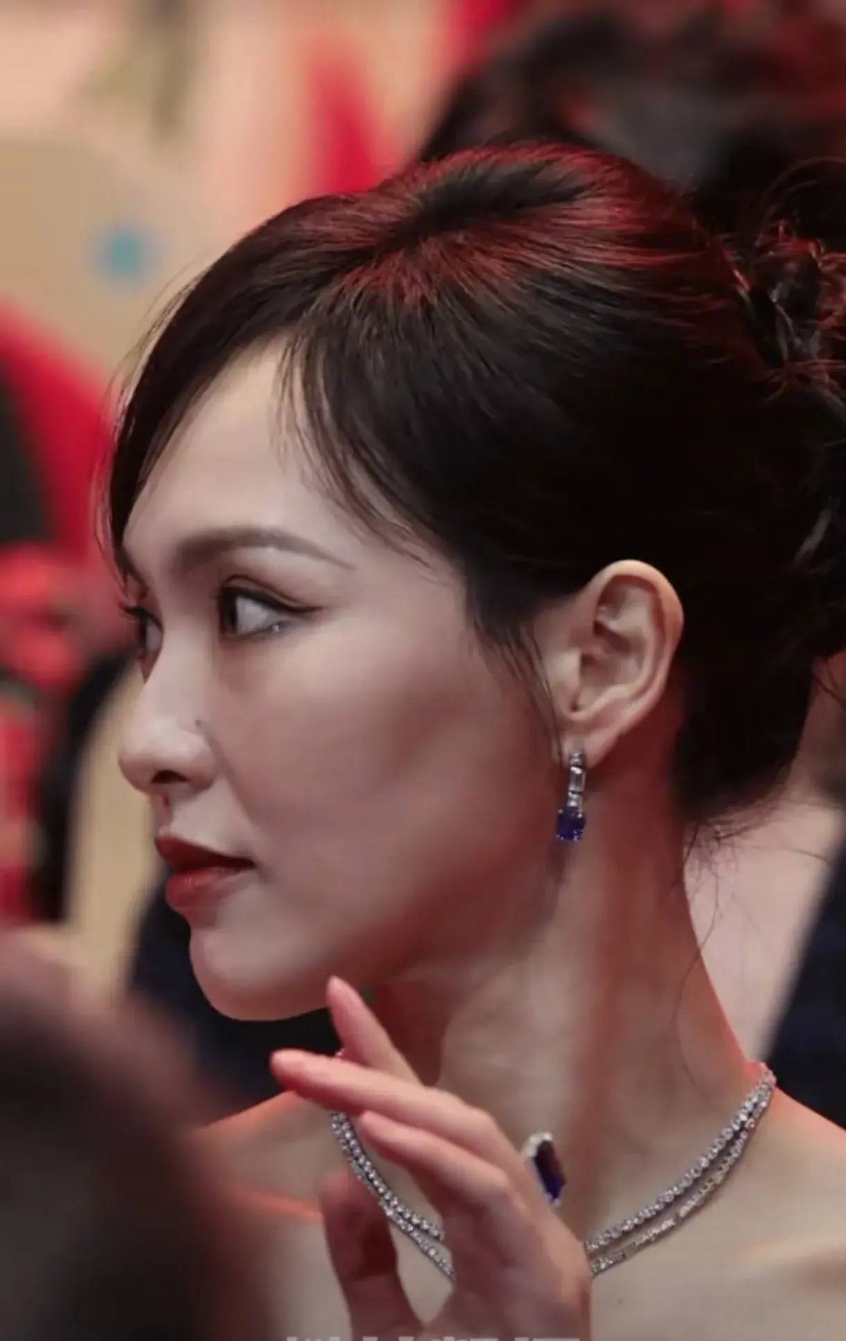 甜甜美美可可爱爱的41岁唐嫣,侧脸凹进去的坑让她的滤镜秒碎