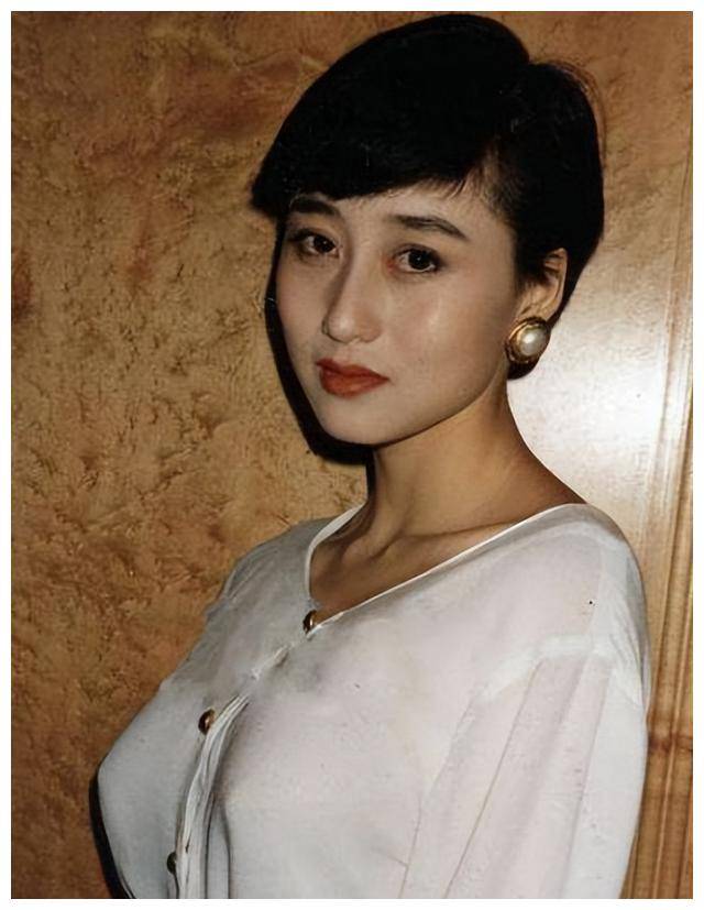 李连杰晒妻子近照,61岁利智衰老似奶奶,62岁黄秋燕依旧美艳动人