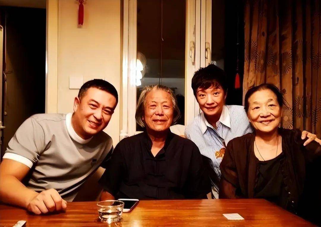突发！曝张嘉译王海燕离婚，知情者曝离婚原因，最后同框画面曝光-张嘉译的老婆王海燕的前夫是谁