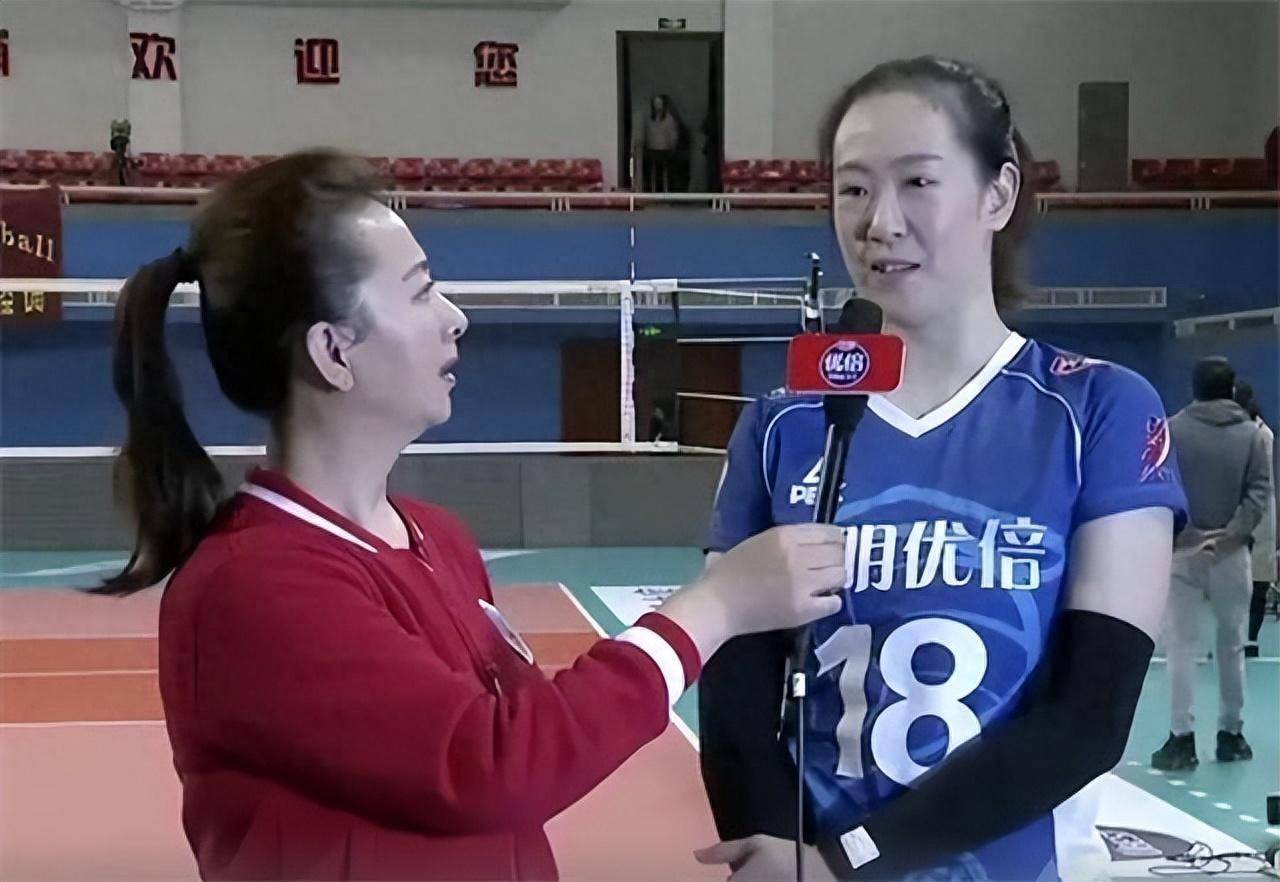 米杨:2019年嫁上海名将,33岁两颊圆润,2022年与继女相处融洽