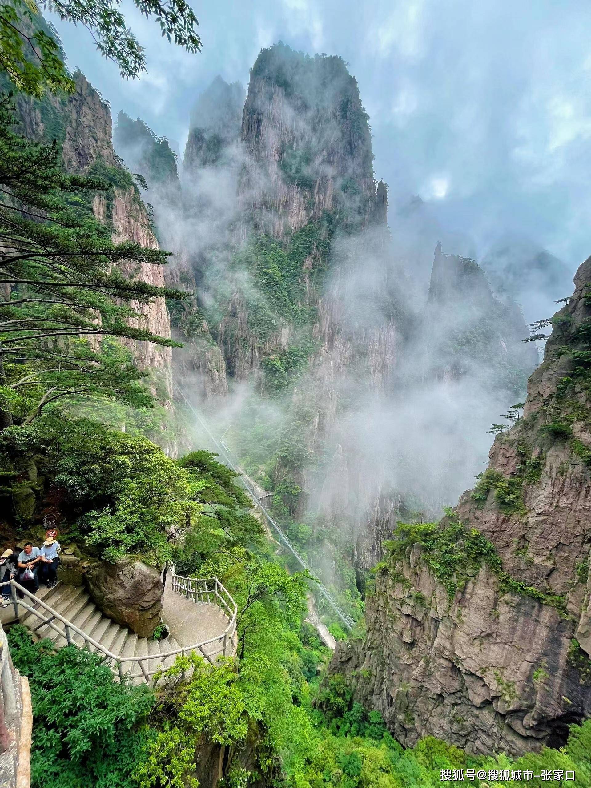 后前往宏村,这是一个保存完好的徽派古村落,被誉为"中国画里的乡村"