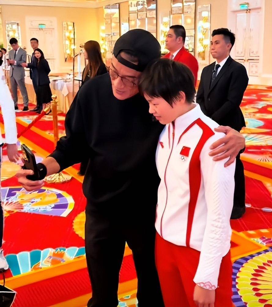 全红婵在澳门永利皇宫酒店吃饭,董事长陈志玲亲自接待,合影留念